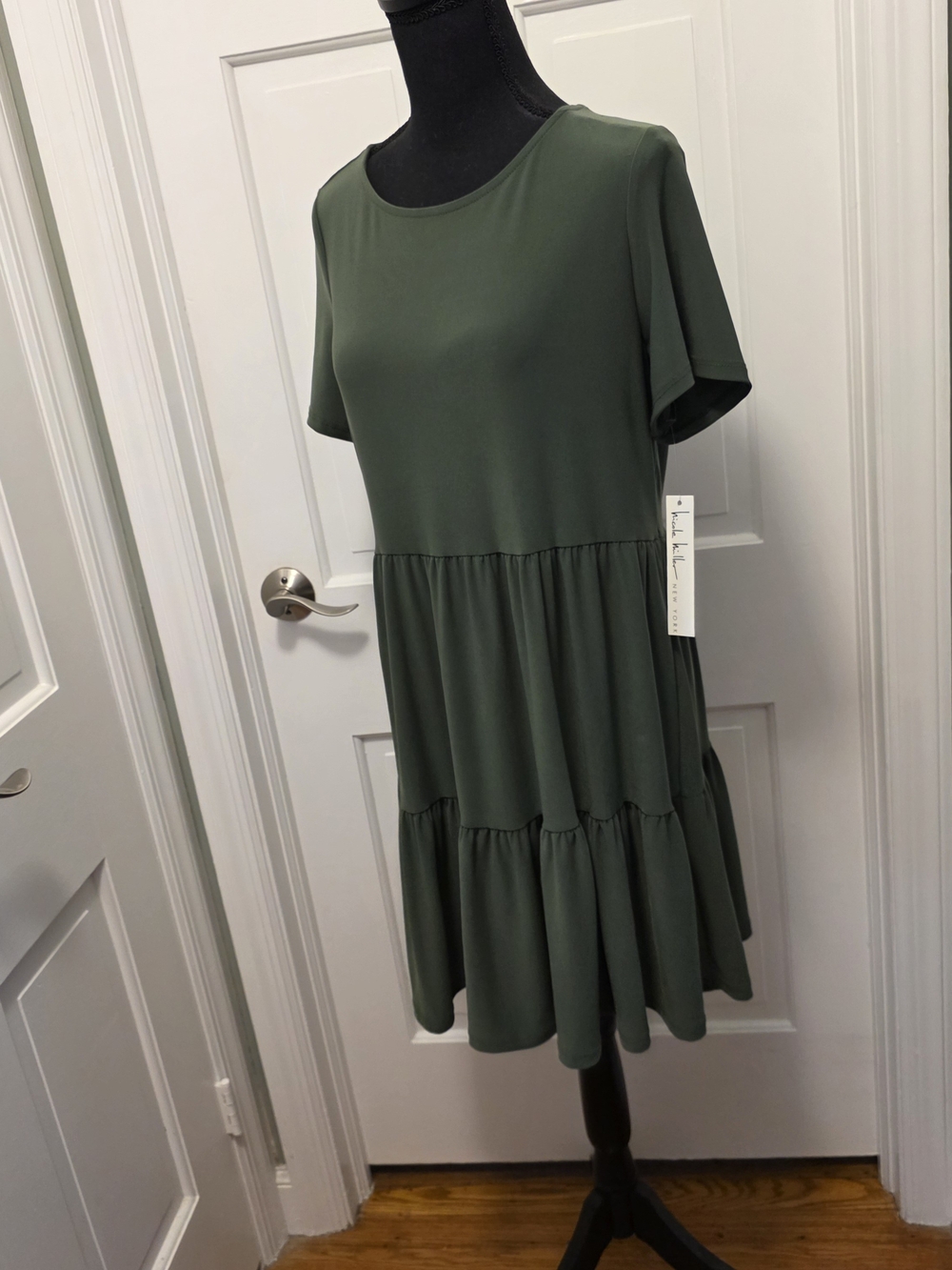 NWT Nicole Miller New York Relaxed Tiered Mini Dress in Olive Green Size Medium - Picture 6 of 10